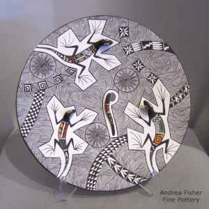 Lizard, fine line and geometric design on a polychrome plate