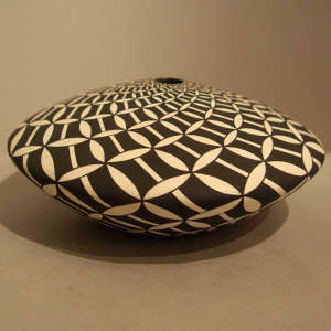 Swirl geometric design on a black and white seedpot