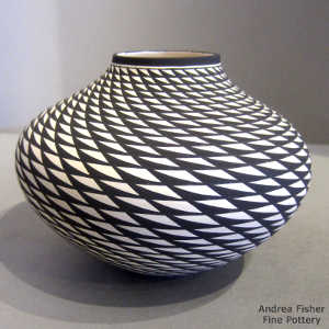 Swirl geometric design on a black and white jar