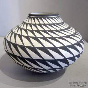Swirl step design on a black and white jar