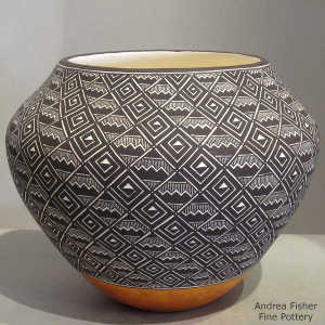 Swirl fine line and geometric design on a polychrome jar