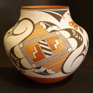 Parrot and geometric design on a polychrome jar