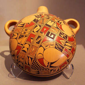 Shard geometric design on a polychrome canteen