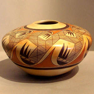 Migration pattern design on a polychrome pot
