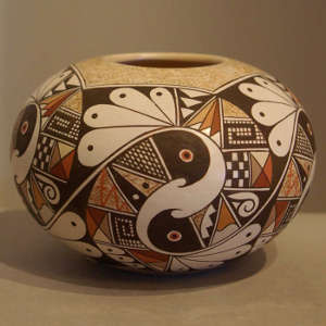 Interlocking parrot geometric design on a polychrome jar