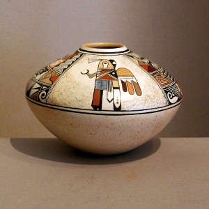 Bird element and shard design on a polychrome white war jar