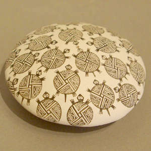 Mimbres-style turtles on a black and white seed pot