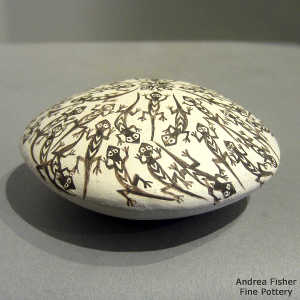 Mimbres lizard design on a black and white seed pot