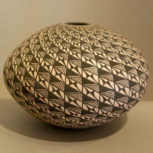 Spiral mesa geometric design on a black and white seed pot