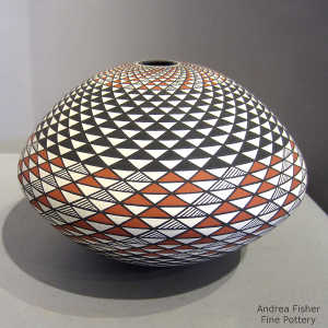 Swirl geometric design on a polychrome seed pot