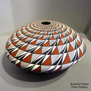 Swirl geometric design on a polychrome seed pot
