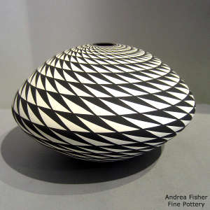 Spiral mesa geometric design on a black and white seed pot