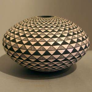 Spiral mesa geometric design on a black and white seed pot
