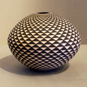 Spiral mesa geometric design on a black and white seed pot