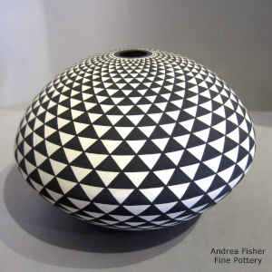 Spiral mesa design on a black and white seed pot