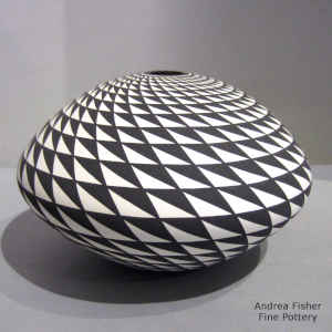 Spiral mesa geometric design on a black and white seed pot