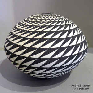 Spiral mesa geometric design on a black and white seed pot