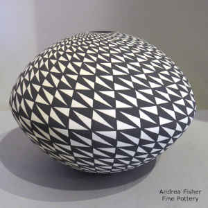 Spiral mesa geometric design on a black and white seed pot