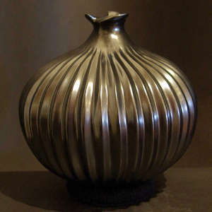 Ribbed melon jar in graphite black