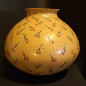 Ant design decorates a large polychrome jar