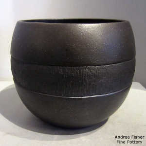 Sgraffito band around the middle of a black micaceous jar