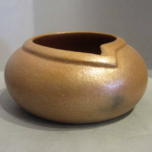 Decorative rim on an organic opening in a golden micaceous jar