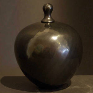 Faceted black jar with a lid