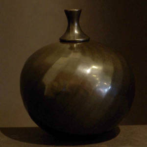 Black faceted jar with a lid