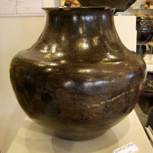 Three bear paws on a large black olla