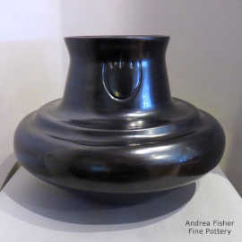 Bear paw imprints on a double-shouldered black water jar