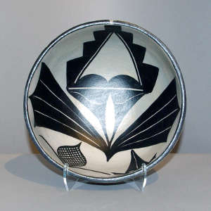 Polychrome bowl with a geometric design inside