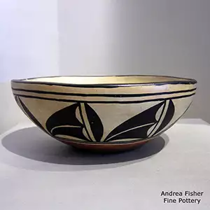 Polychrome bowl with a geometric design on the outside