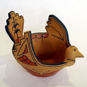 A bird-shaped bowl A bird-shaped bowl