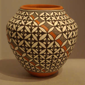 Swirl geometric design on a polychrome jar