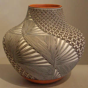 Swirl geometric design on a polychrome jar