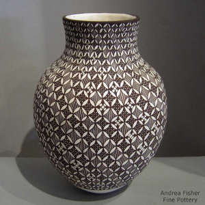 Swirl geometric design on a black and white jar