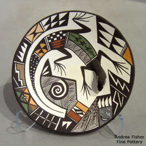 Lizard, fine line and geometric design on a polychrome plate