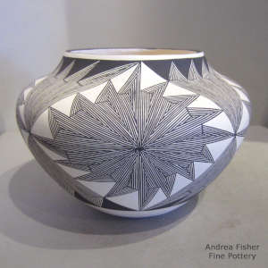 Fine line design on a black and white jar