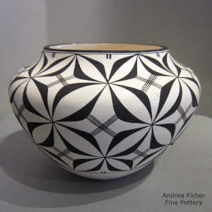 Geometric design on a black and white jar