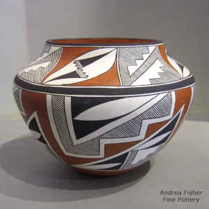 4-panel geometric design on a polychrome jar