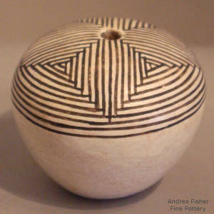 Fine line design on a black and white seedpot