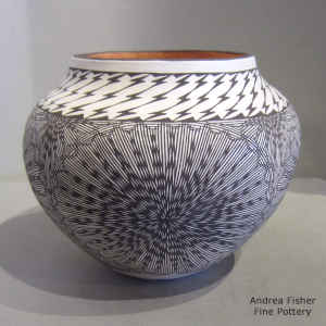 Fine line and lightning bolt design on a polychrome jar