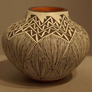 Lightning bolt and fine line design on a polychrome jar