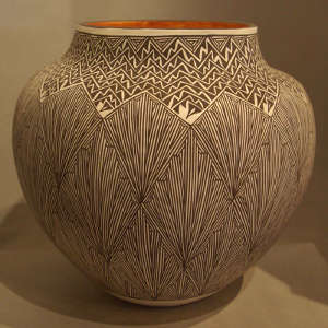 Fine line and lightning bolt design on a polychrome jar