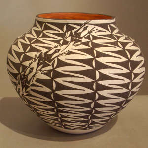 Lizard and geometric design on a polychrome jar