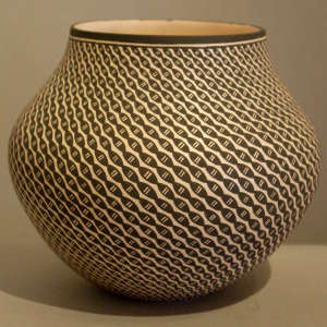 Swirl geometric design on a black and white jar