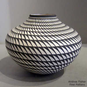 Step swirl geometric design on a black and white jar