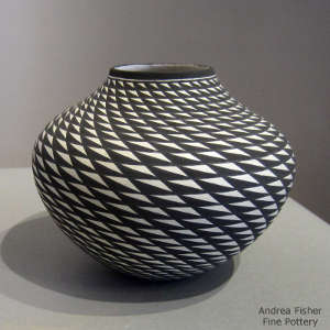 Swirl geometric design on a black and white jar