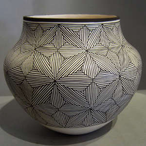 Fine line design on a black and white jar