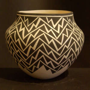 Lightning design on a black and whitejar